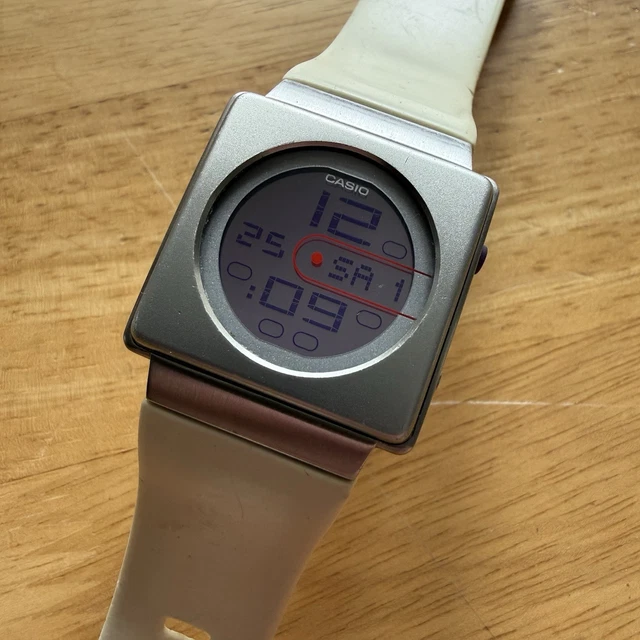 VINTAGE CASIO FUTURIST LA-2001 Men's Digital Sports Watch Y2K