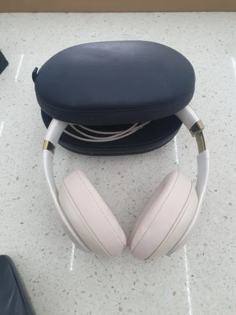 Beats Studio3 Wireless Over-Ear Headphones - Porcelain Rose Special Edition