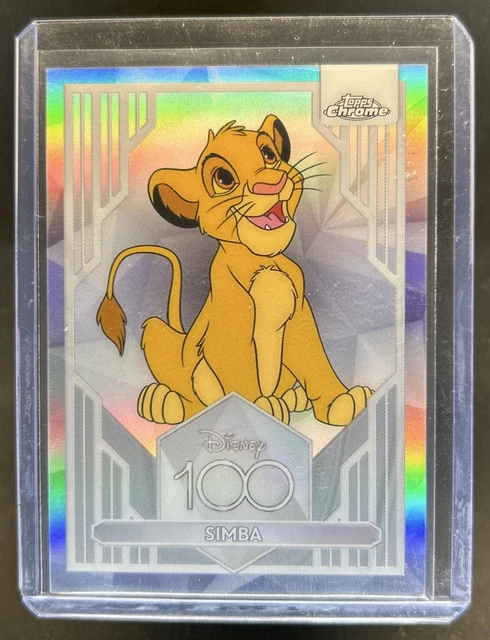 SIMBA 2023 TOPPS Cromo Disney 100 Primer Año Refractor Rosa Sp 62