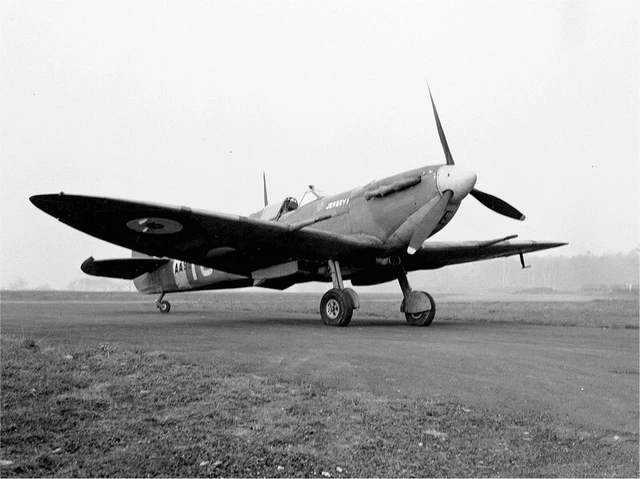 PHOTO 10 x 8"  SUPERMARINE SPITFIRE