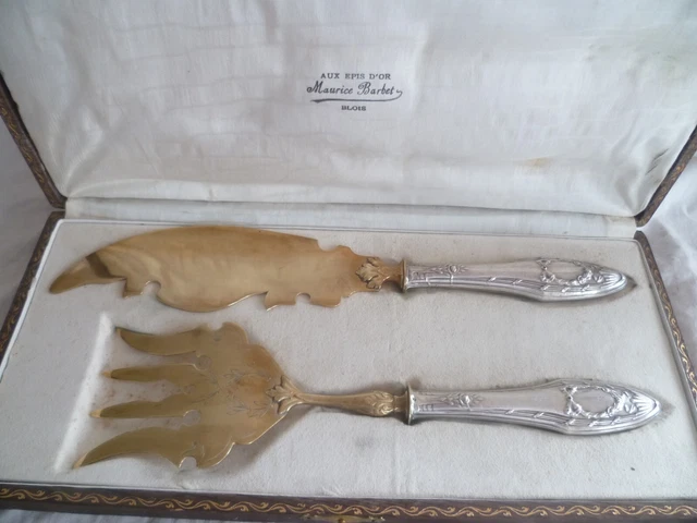 394 - Service à poisson de deux pièces en métal à décor