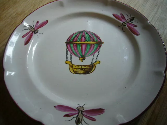 917 - ASSIETTE EN  FAIENCE DES ISLETTES  XVIIIème  " DECOR MONTGOLFIERE   "