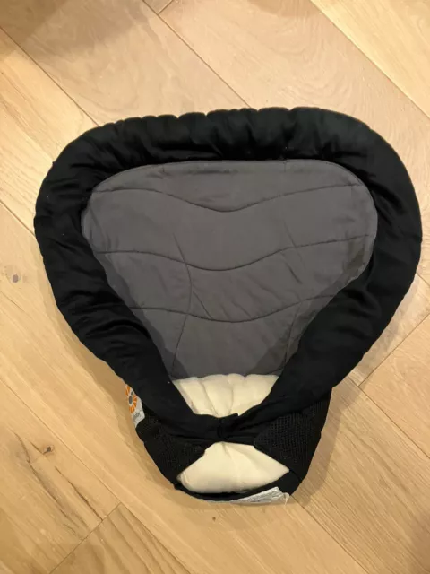 Ergobaby Easy Snug Säugling Einsatz. Schwarz und grau