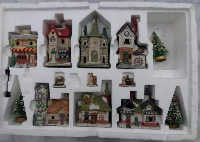 Décoration de village de noël ensemble maisons de paysage d'hiver et  personnages avec