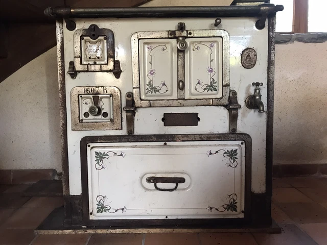ANCIENNE CUISINIÈRE EN fonte emaillée de marque Godin. Année 1900. EUR