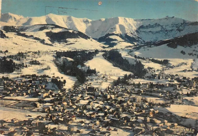 MEGEVE Capitale du ski - Vue d'ensemble de la station et la chaîne du Mont-Joly