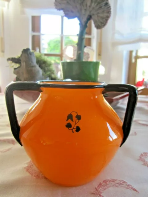 Art Deco Vase mit Schwarzlotmalerei orange Loetz Wwe.