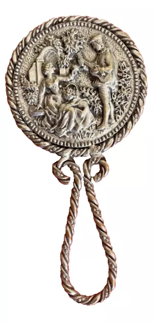 Ancien petit miroir à main en métal repoussé à décor de scène galante animée