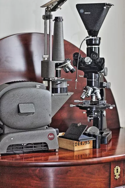 Leitz Microscope With Leica Prado 500 Microprojector From 1950'S Era - Germany