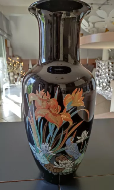 Grand Vase Asiatique balustre en céramique. A décor de motifs floraux/oiseau