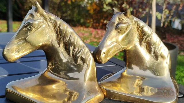 Paire Serre-Livres Bustes de chevaux, en laiton massif poli doré. Corée. 1950