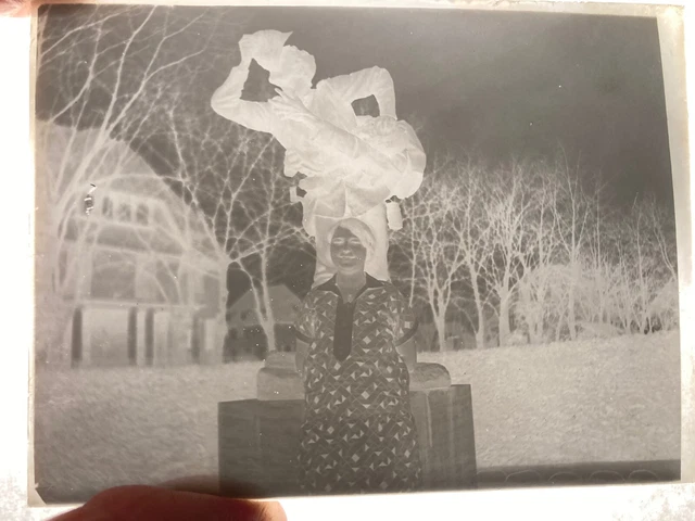 Plattenkamera Negativ Glasplatte Frau vor Denkmal mit rätselhaften Männern 1920