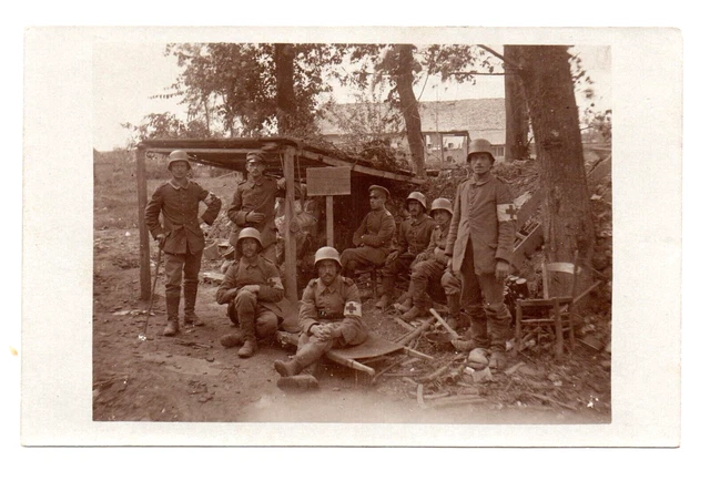 1 WK Foto,  Front Sanitäter , Stahlhelm, Infanterie Regiment 104 Sachsen.