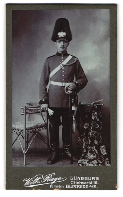 Fotografie Wilh. Riege, Lüneburg, Stintmarkt 16, junger Soldat in Uniform mit P