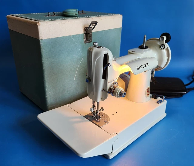 SINGER FEATHERWEIGHT 221 K 🎀 White 🎀 Electric Sewing Machine with Case