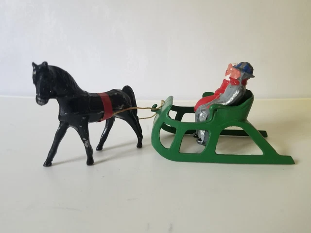 Cozy couple on a horse-drawn sleigh ride (Barclay's lead figures) Cozy couple on a horse-drawn sleigh ride (Barclay's lead figures)