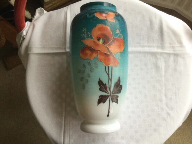 Vaso in vetro blu con design oro rialzato. Antico.