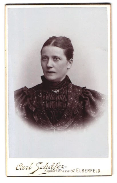Fotografie Carl Schäfer, Elberfeld, Kipdorfstraße 57, Frau im Puffärmelkleid