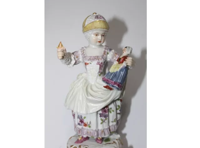 Seltene Meißen Porzellanfigur Mädchen mit Puppe um 1860 Entwurf Victor Acier