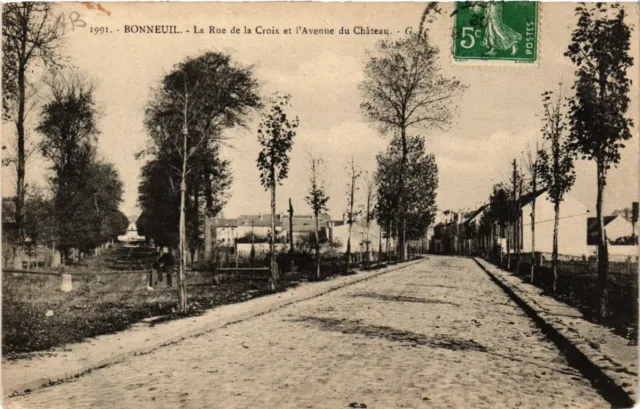 CPA BONNEUIL - La Rue de la Croix et l'Avenue du Chateau (519828)