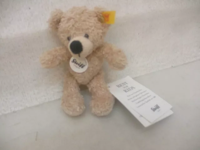 x-22043	Steiff 022562 Teddy Bär Fynn weichgestopft mit Knopf,Schild und Fahne