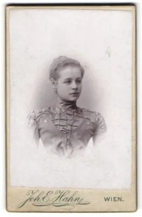 Fotografie Joh. E. Hahn, Wien, Mariahilferstr. 105, Portrait junge Frau im Klei