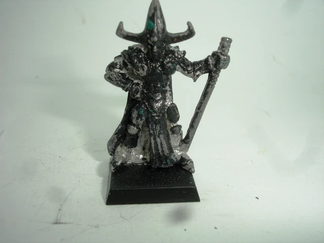 Warhammer: The Old World – A Noble Bretonnan Paladn Stands Up to a