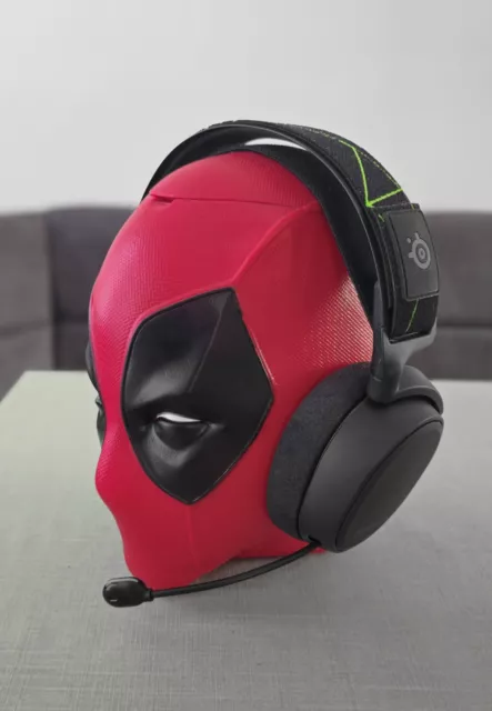 Steelseries Arctis 7X Gaming Headset (XBOX/PC) + Deadpool-Ständer & Gummibärchen