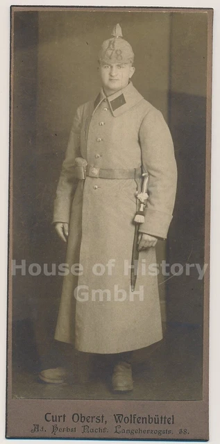 134351, Portraitfoto CDV, Infanterie Regiment, Pickelhaube mit Tarn-Überzug Bajo