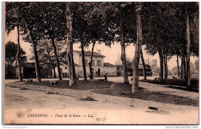 33 LESPARRE - la place de la gare