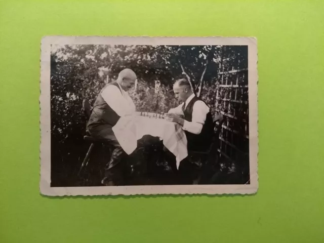 Altes Foto antik Männer spielen Schach im Garten men play chess garden old Photo