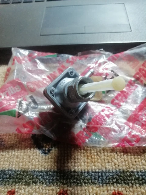 00306/AP8201456 APRILIA 50 SCOOTER RUBINETTO DEPRESSIONE serbatoio BENZINA