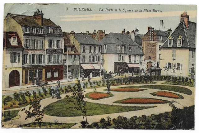 France, Cher (18), Bourges, restaurant de la Place Planchat le soir et