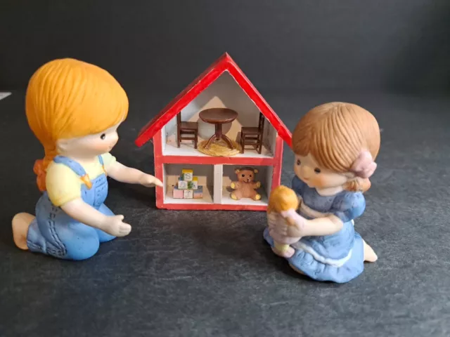 1983 Enesco Country Cousins Figurines Girls Playing With Dollhouse 3 In Tall