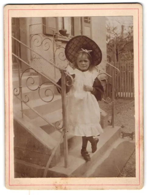 Fotografie unbekannter Fotograf und Ort, Mädchen im weißen Kleid an der Treppe