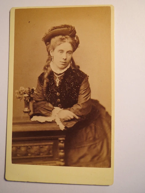 Roma - Roma - giovane bella donna in piedi in gonna a maglia con cappello - sfondo / CDV