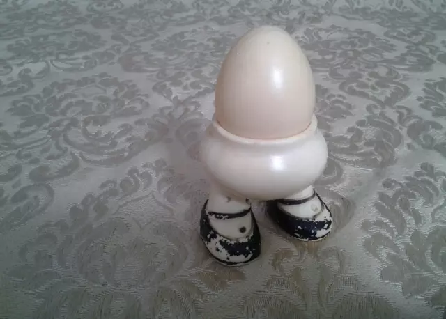 Carlton Walking Ware Eggs On Legs Novelty Egg Cup
