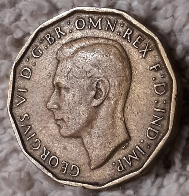 1942 Heavily Circulated Great Britain 3 Pence Coin , UK England,  With Flaws ☆ 3