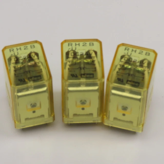Idec RH2B-U Socket Mount Ice Cube Relay24VDC New Lot Of 3