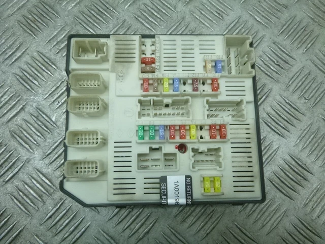 2012 RENAULT LAGUNA Iii 2 0 Dci Fuse Box In Engine Bay 284B68744R 100 2012-renault-laguna-iii-2-0-dci-fuse-box-in-engine-bay-284b68744r-100