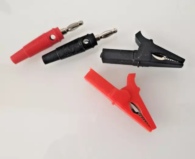 2 Krokodilklemmen isoliert und 2 Bananenstecker je 1x rot und 1x schwarz 4mm ø