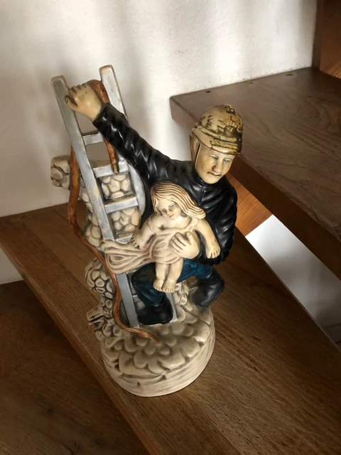 Sapeurs pompiers - STATUETTE POMPIER AVEC PETITE FILLE 40 cm de hauteur N° 105