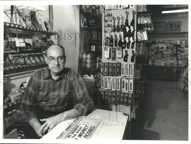 1992 Press Photo Wescott Variety Store Owner Sandy Holstein at Checkout Counter