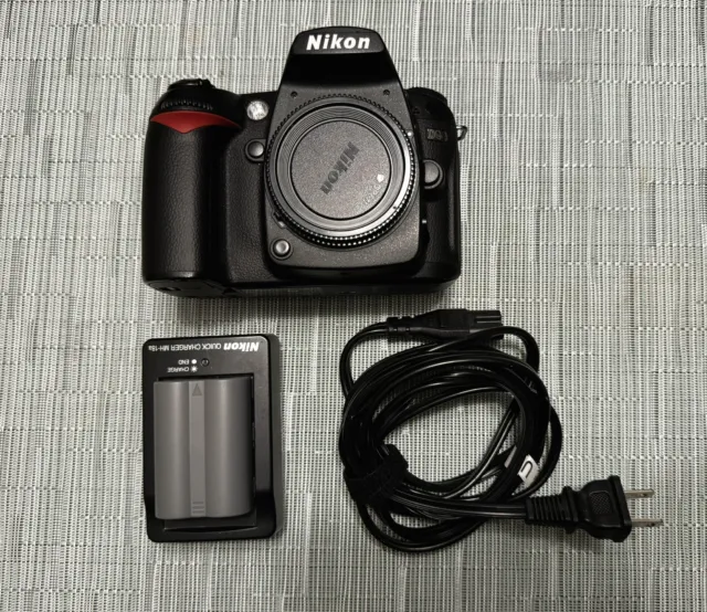 Nikon D90 DSLR Bundle, shutter count 23229