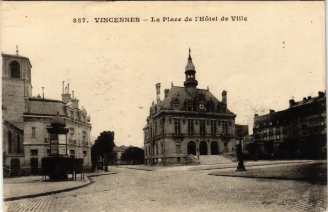 CPA Vincennes - La Place de l'Hotel de Ville (259956)