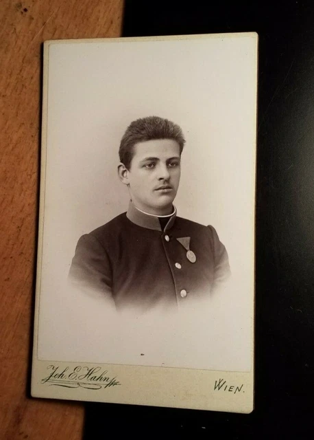 Soldat in Uniform mit Orden - Portrait / 1899 CDV Joh. E. Hahn Wien