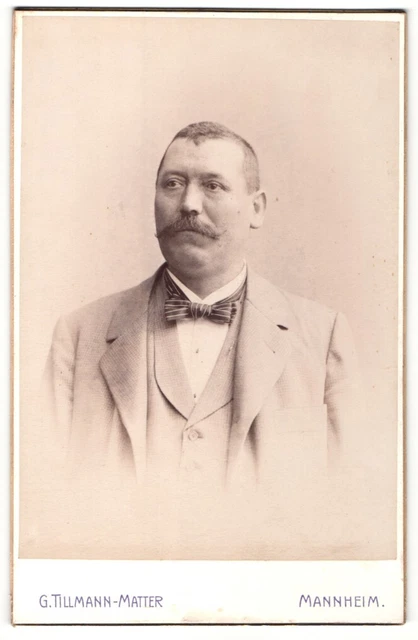Fotografie G. Tillmann-Matter, Mannheim, Portrait stattlicher Herr im Anzug mit