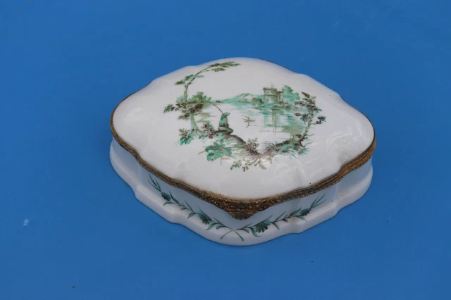 Petite boîte chinoise en porcelaine - Fleur bleue