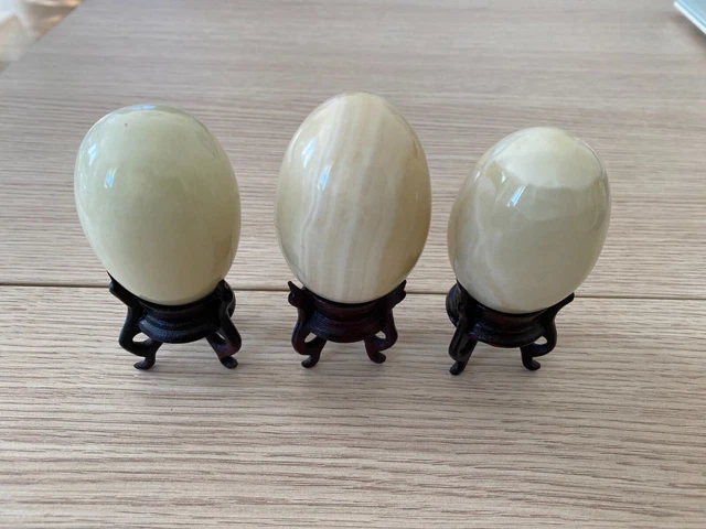 Lot de 3 œufs d'autruche en marbre sur socle XIX ème.