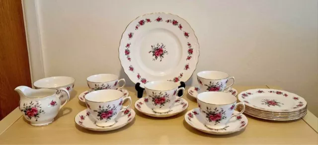 Vintage Queen Anne Bone China 19 Piece Tea Set Floral Pattern No 8186 Gold Edge